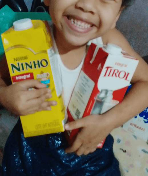 Entrega de alimentos para uma criança