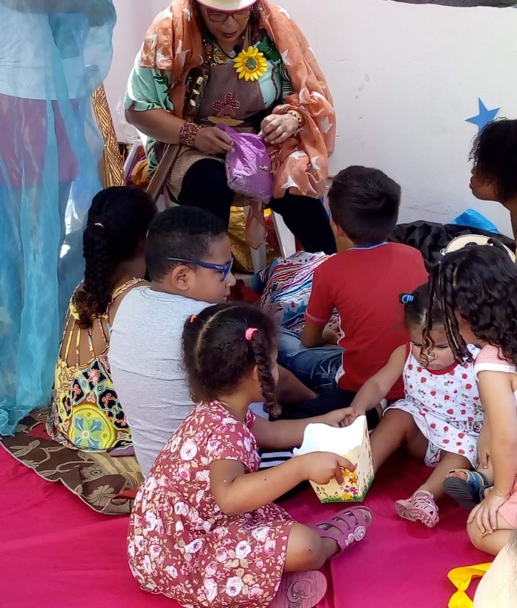 Crianças e famílias reunidas em atividade de acolhimento com doações — registro 001