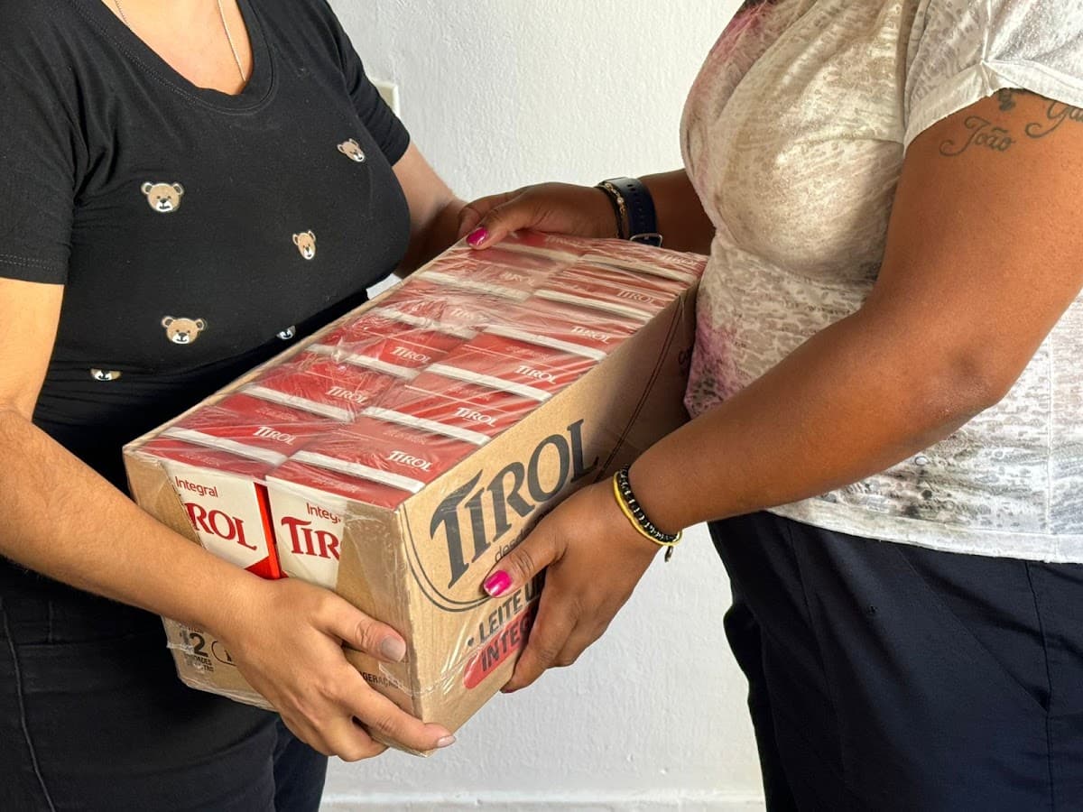 Voluntários organizando caixas de leite integral para as famílias — registro 005