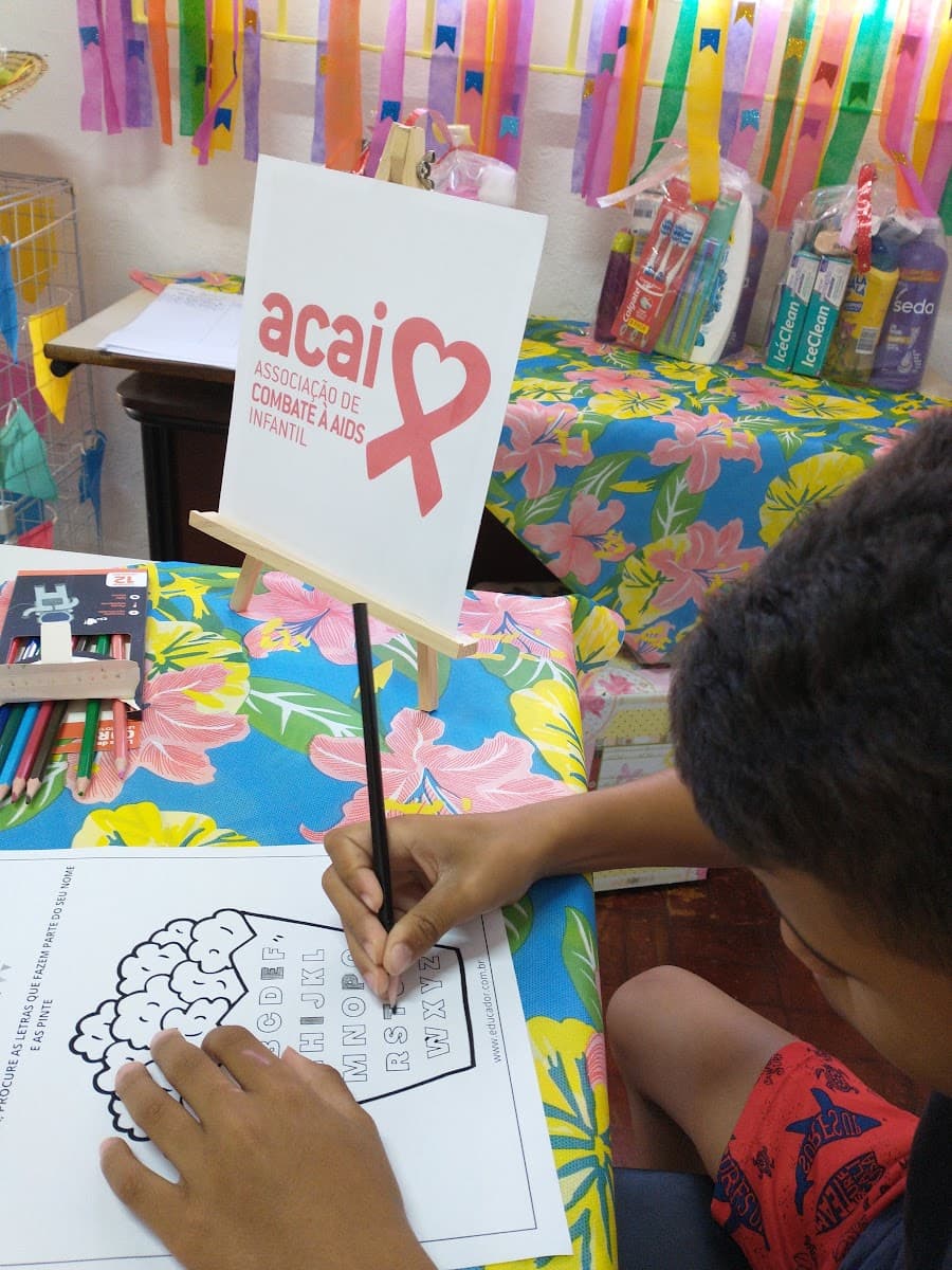 Criança participando de momento de convivência com materiais coloridos — registro 007