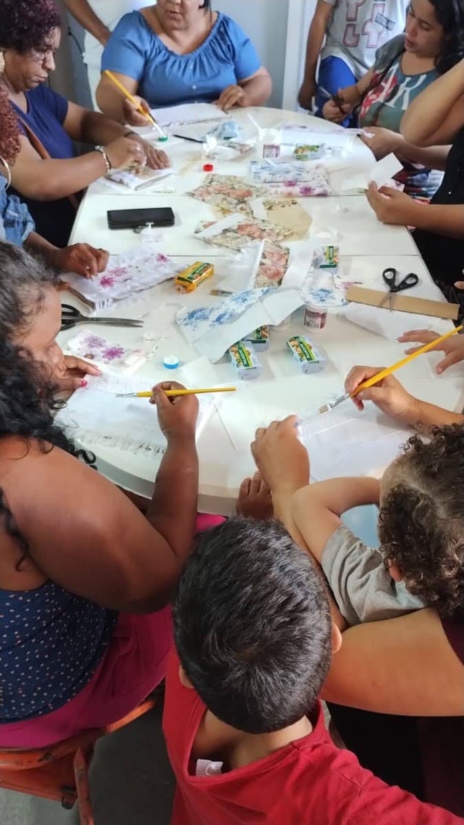 Crianças explorando brinquedos e lembranças em atividade da ACAI — registro 009