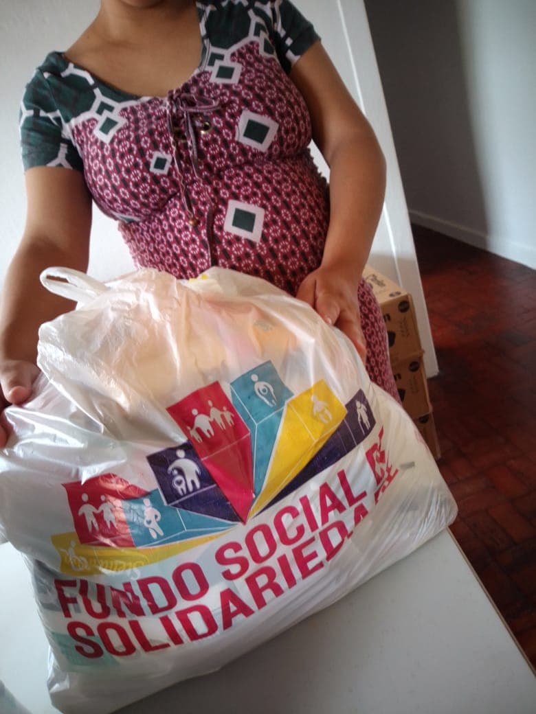 Criança participando de momento de convivência com materiais coloridos — registro 012