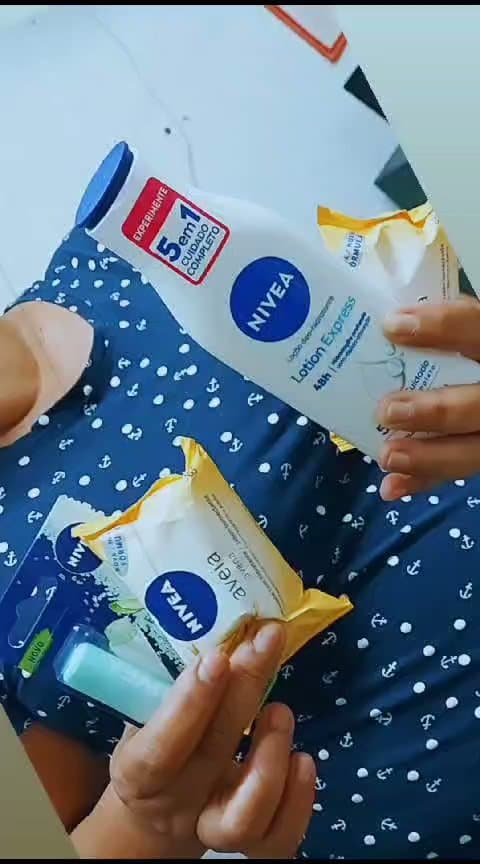 Crianças explorando brinquedos e lembranças em atividade da ACAI — registro 014