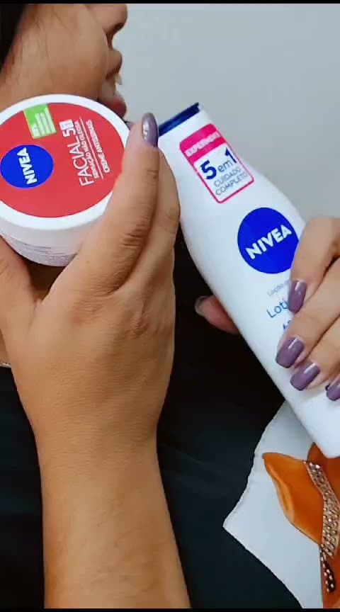 Voluntários organizando doações para crianças e famílias — registro 015