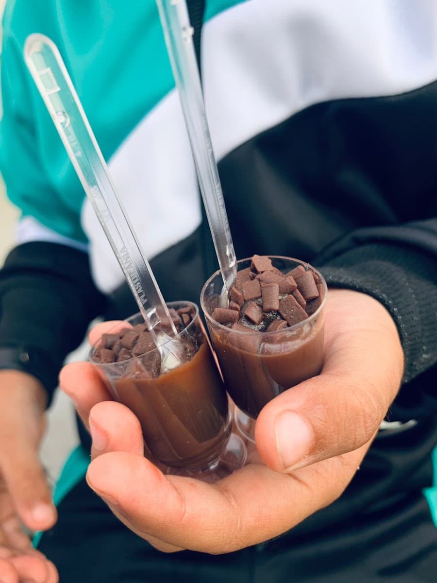 Crianças e adultos celebrando uma ação de apoio da ACAI — registro 023