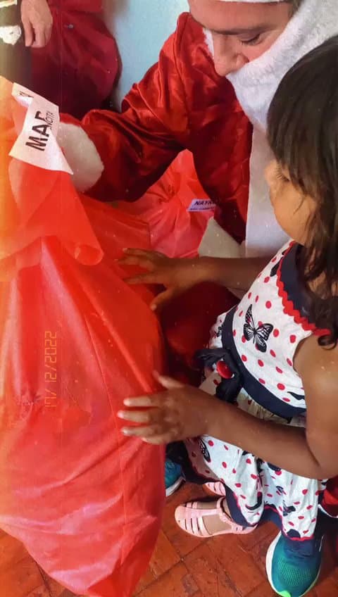 Criança compartilhando um momento de cuidado com a família — registro 024
