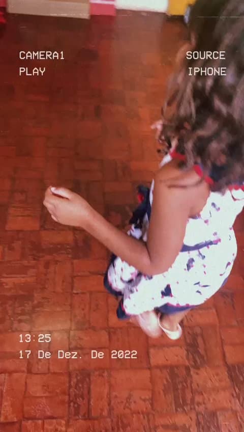 Criança recebendo brinquedo durante encontro da ACAI — registro 026