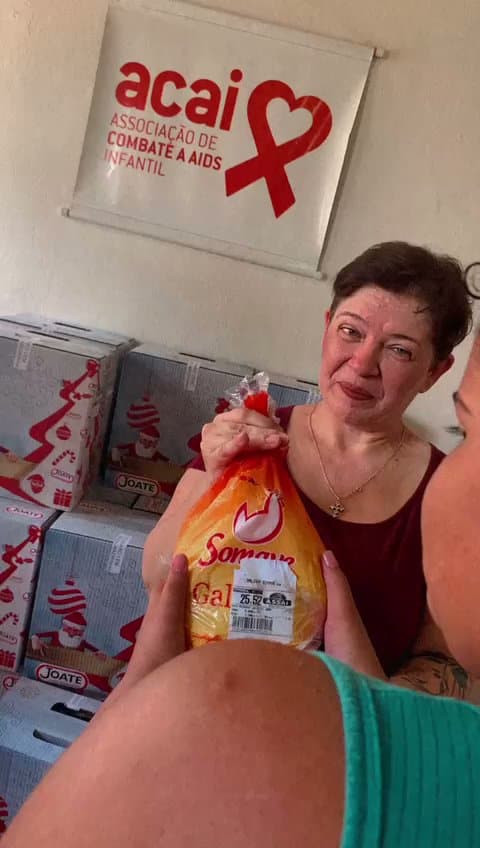 Crianças e adultos celebrando uma ação de apoio da ACAI — registro 028