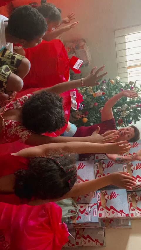 Crianças participando de oficina criativa com materiais artesanais — registro 029