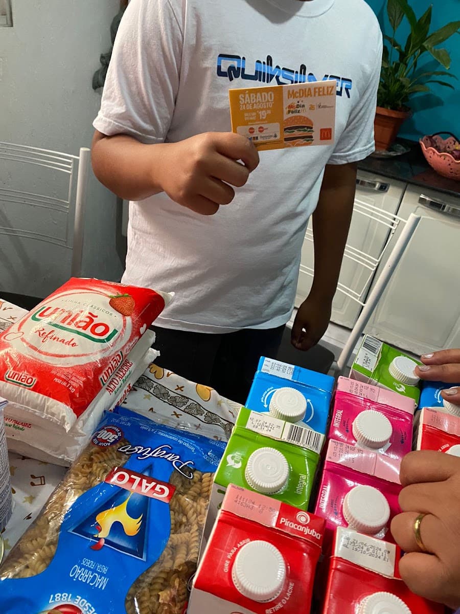 Grupo infantil reunido em brincadeira e atividade de celebração — registro 030
