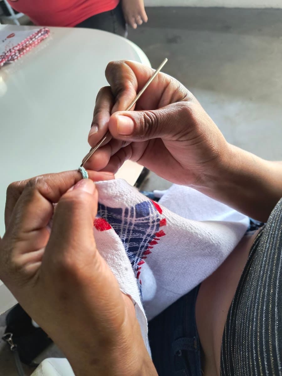 Família interagindo com brinquedos durante atividade lúdica — registro 032