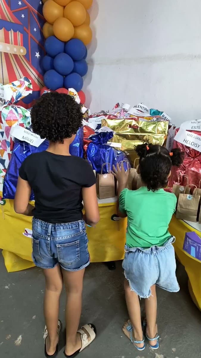 Grupo infantil reunido em brincadeira e atividade de celebração — registro 035