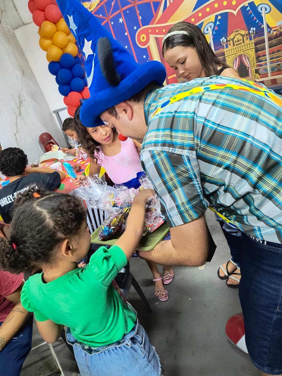 Família interagindo com brinquedos durante atividade lúdica — registro 037