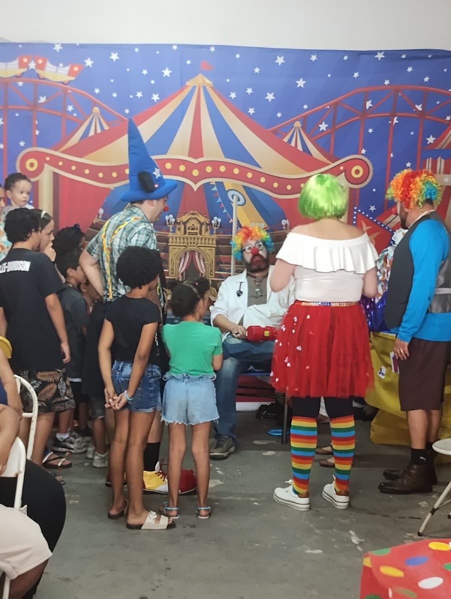 Participantes reunidos em celebração com decoração colorida — registro 038