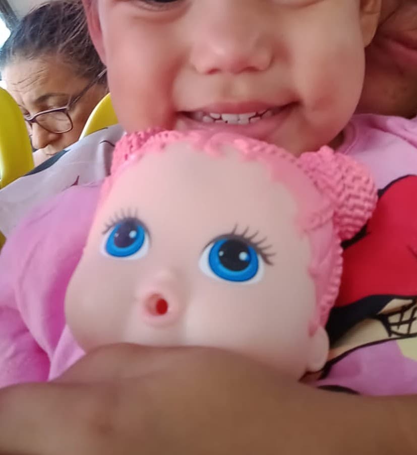 Grupo infantil reunido em brincadeira e atividade de celebração — registro 040