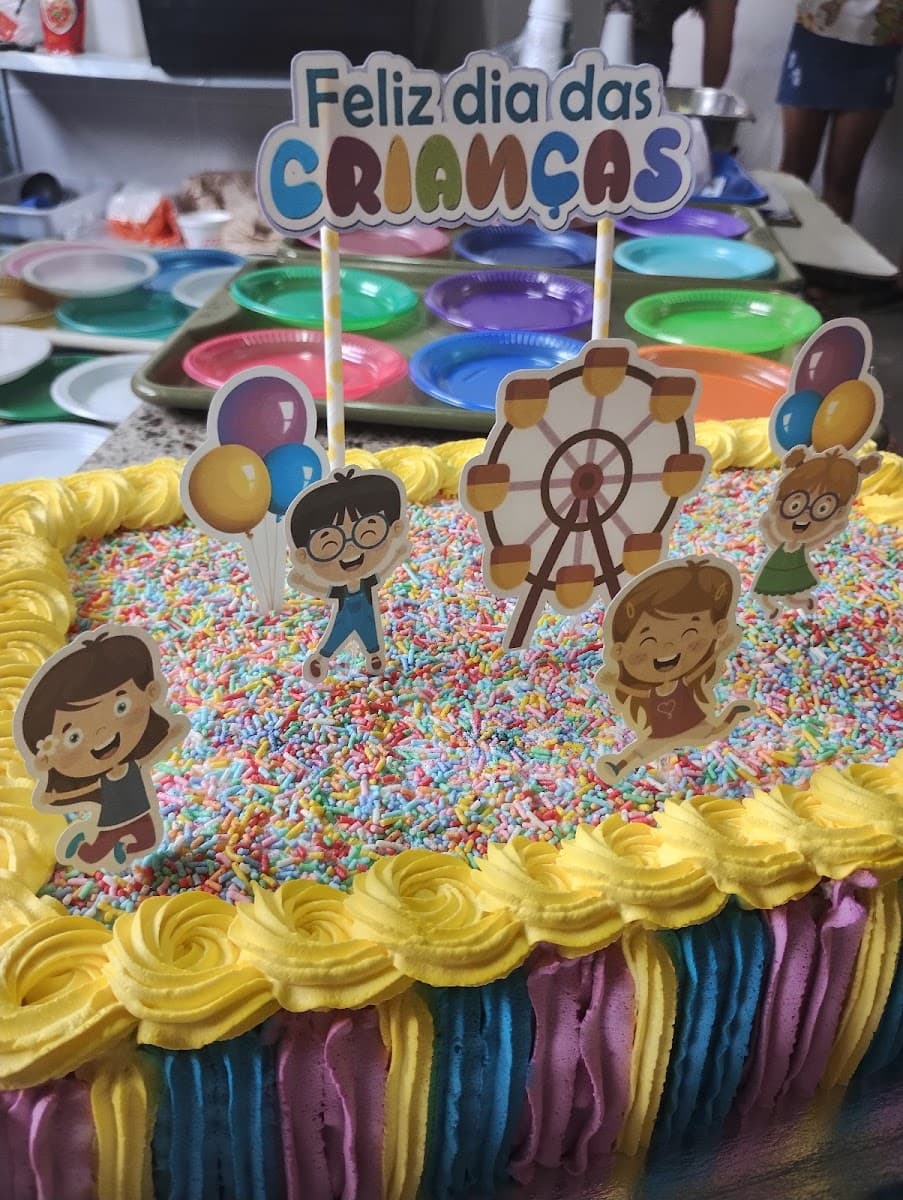 Família interagindo com brinquedos durante atividade lúdica — registro 042