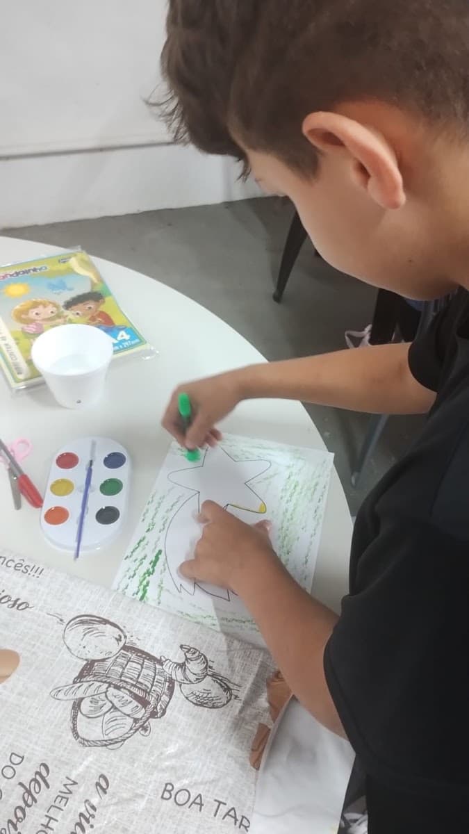 Crianças decorando o espaço para uma celebração de fim de ano — registro 043