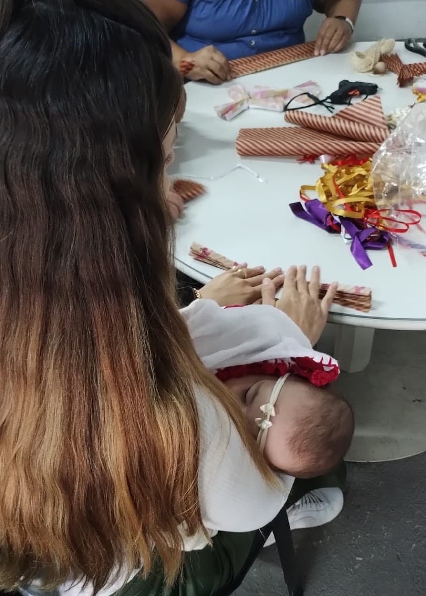 Grupo reunido diante de decoração natalina durante encontro da ACAI — registro 044