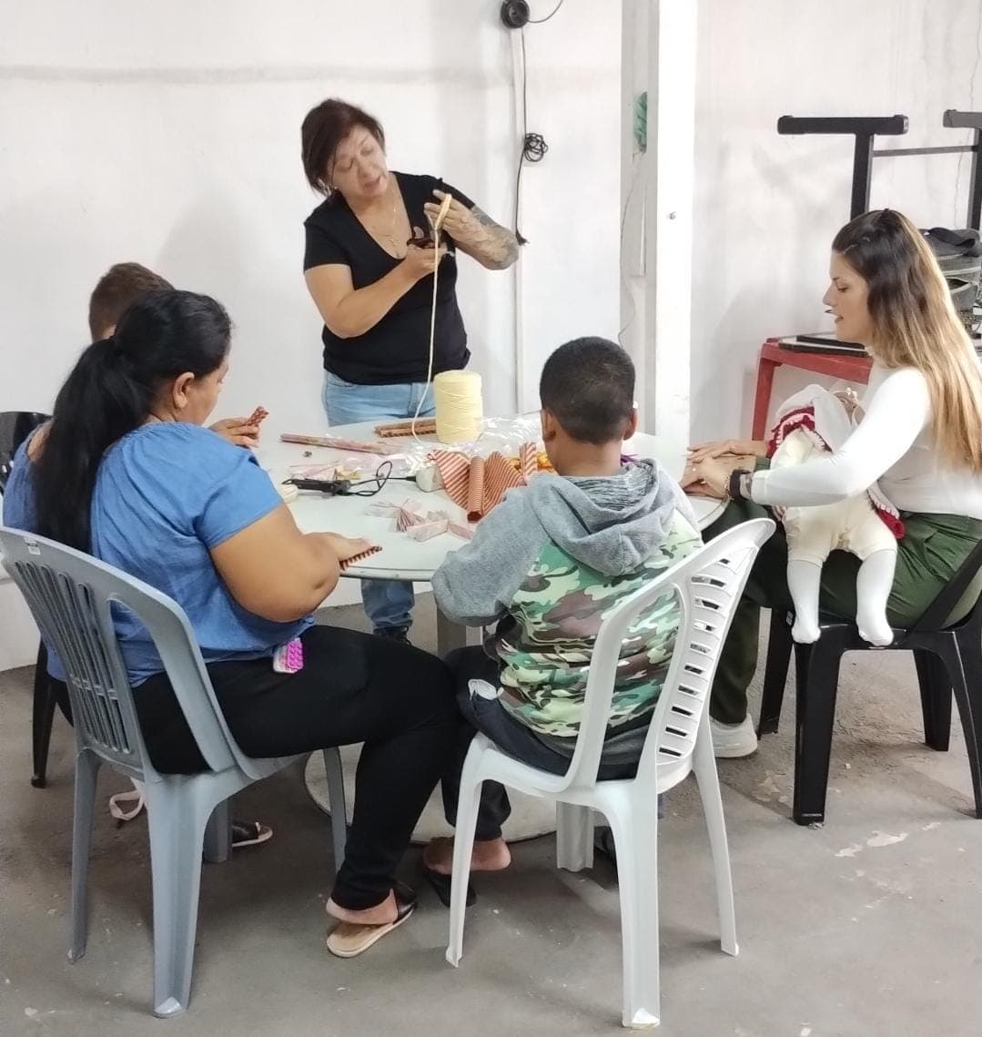 Voluntários preparando presentes e atividades para as crianças — registro 045