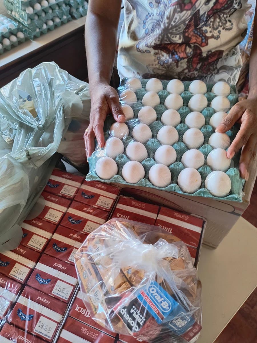 Crianças participando de confraternização com decoração festiva — registro 046