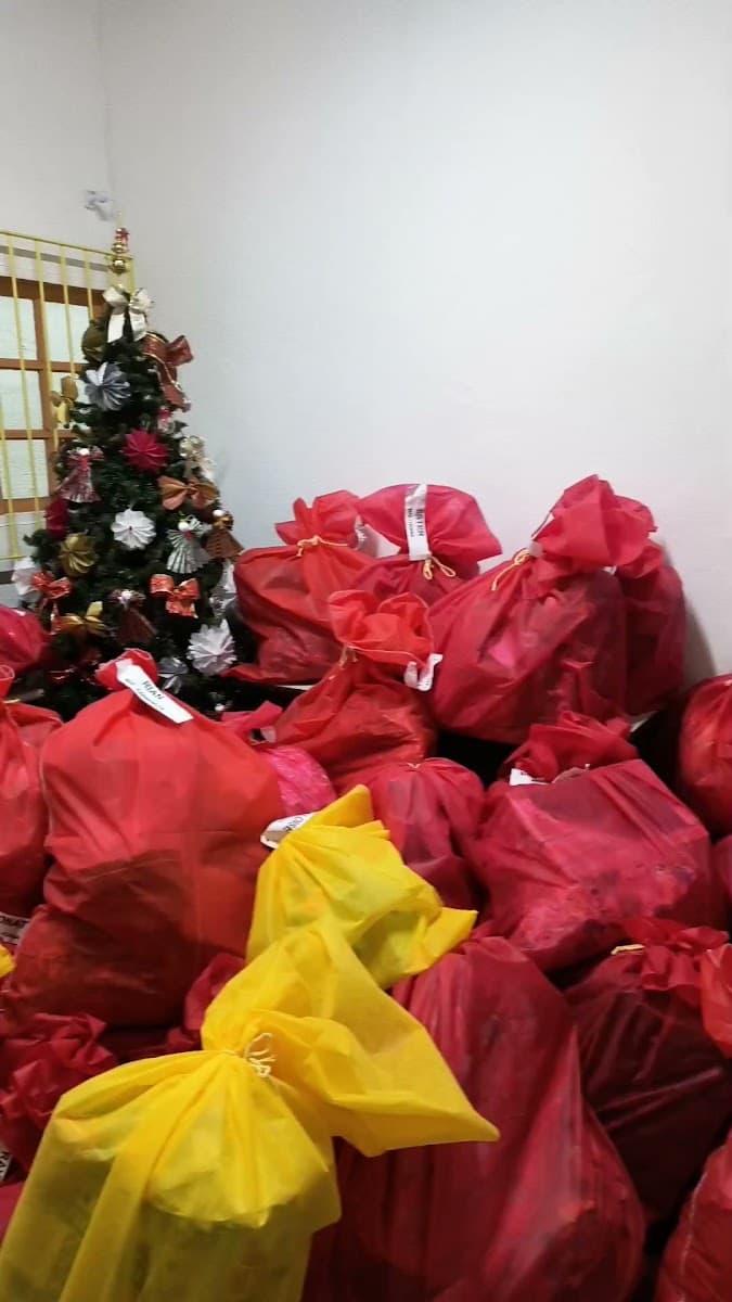 Voluntários preparando presentes e atividades para as crianças — registro 050