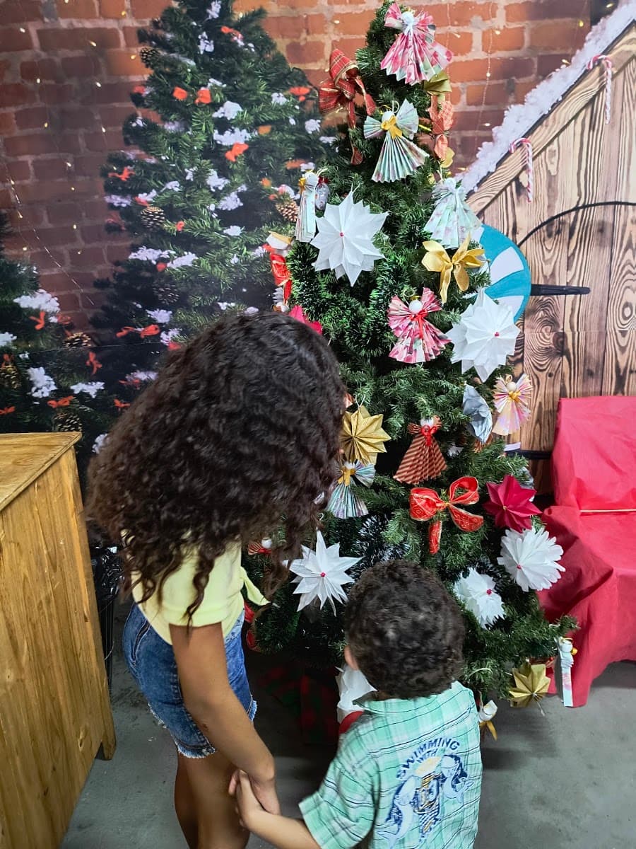 Crianças participando de confraternização com decoração festiva — registro 051