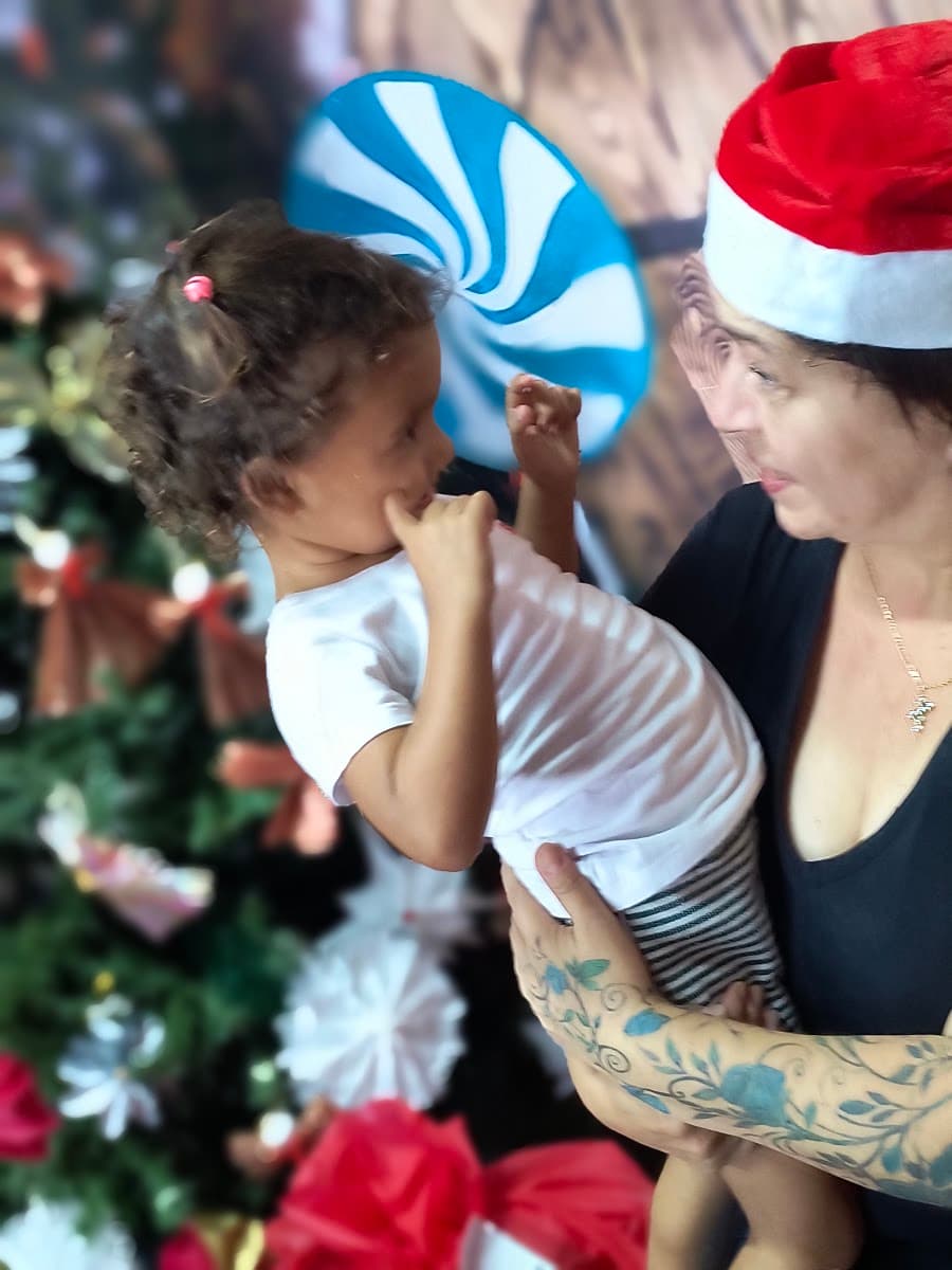 Crianças participando de confraternização com decoração festiva — registro 056