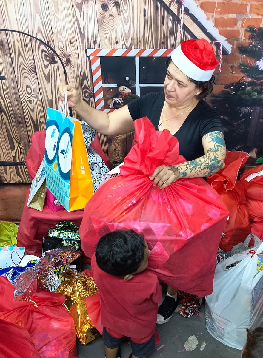 Crianças decorando o espaço para uma celebração de fim de ano — registro 058
