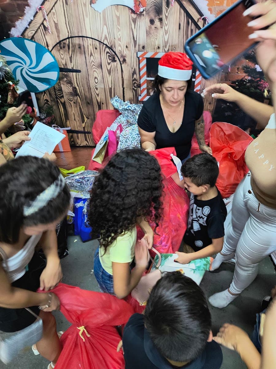 Grupo reunido diante de decoração natalina durante encontro da ACAI — registro 059