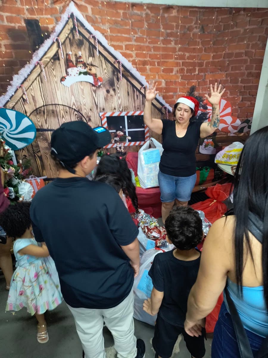 Crianças participando de confraternização com decoração festiva — registro 061