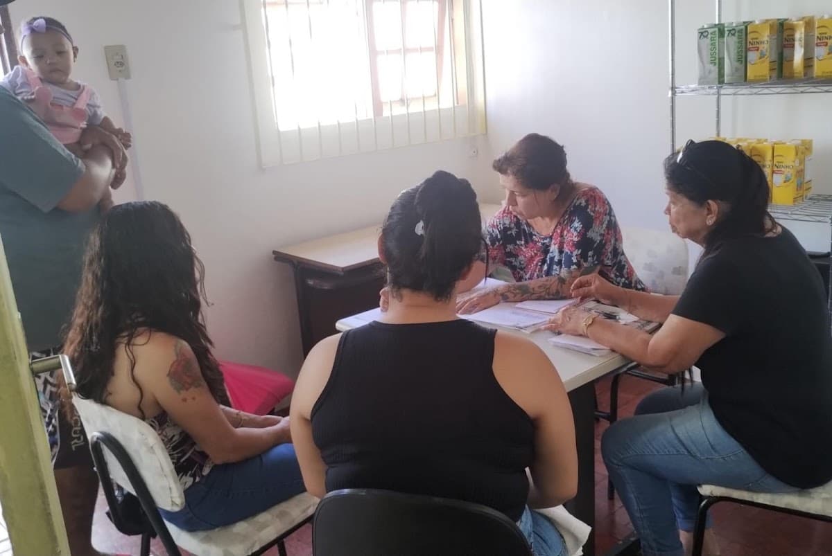Grupo acompanhando encontro de diálogo e convivência — registro 063