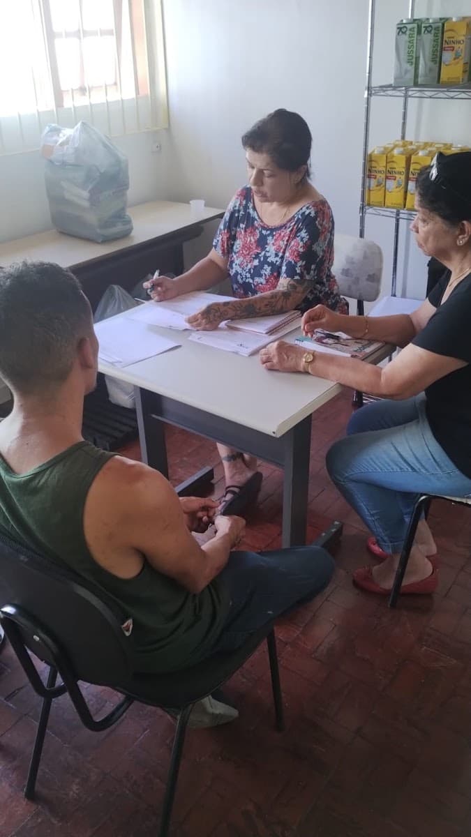 Famílias reunidas para uma conversa de acolhimento — registro 064