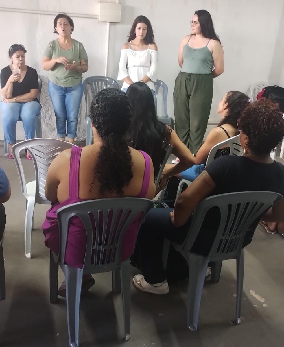 Participantes sentados em roda de conversa na ACAI — registro 067