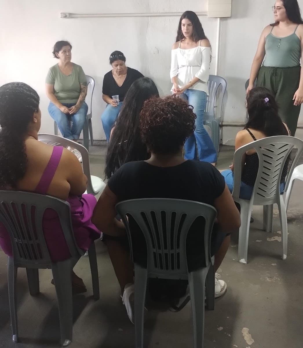 Famílias reunidas para uma conversa de acolhimento — registro 069