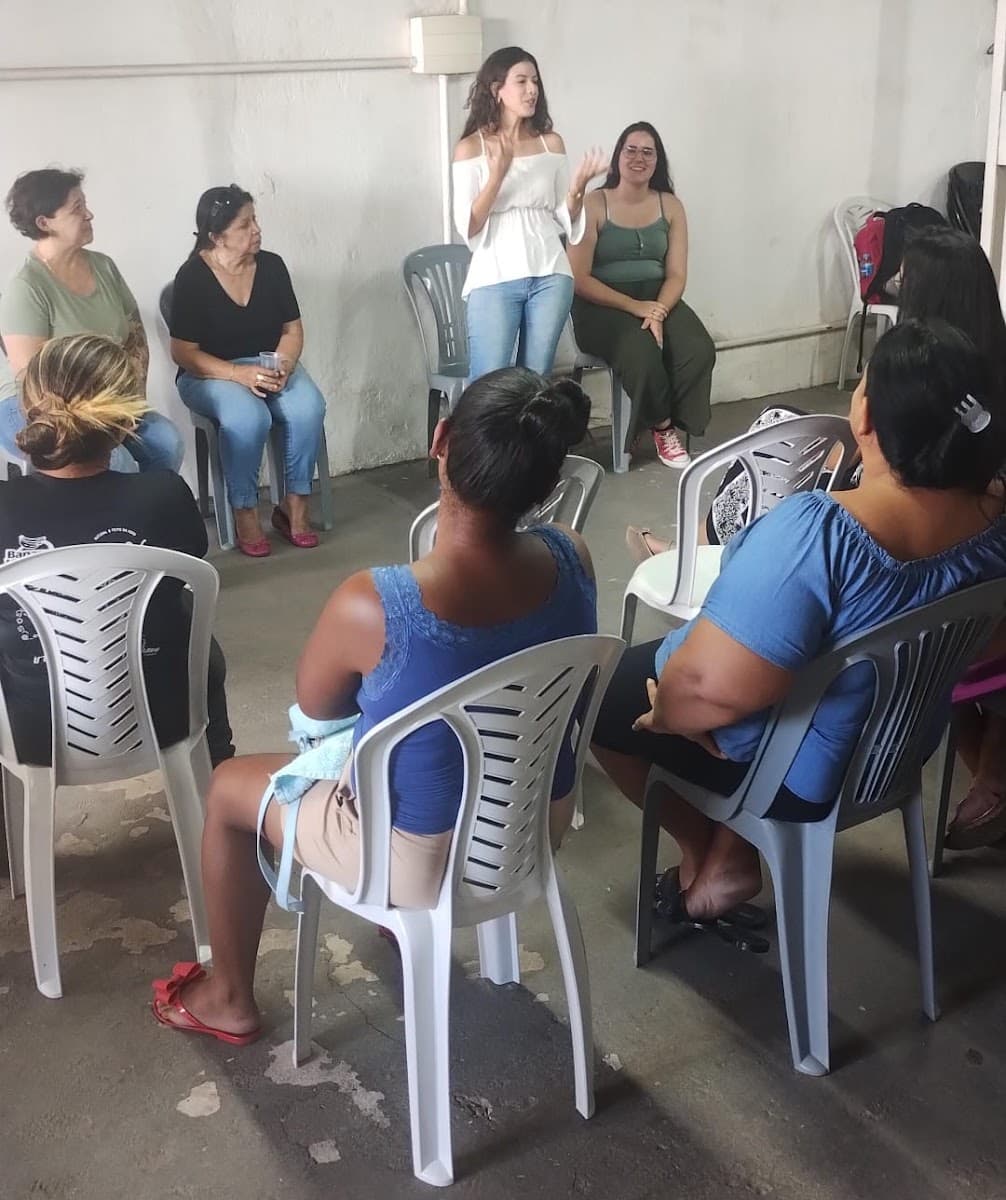 Voluntários e participantes compartilhando um momento coletivo — registro 070