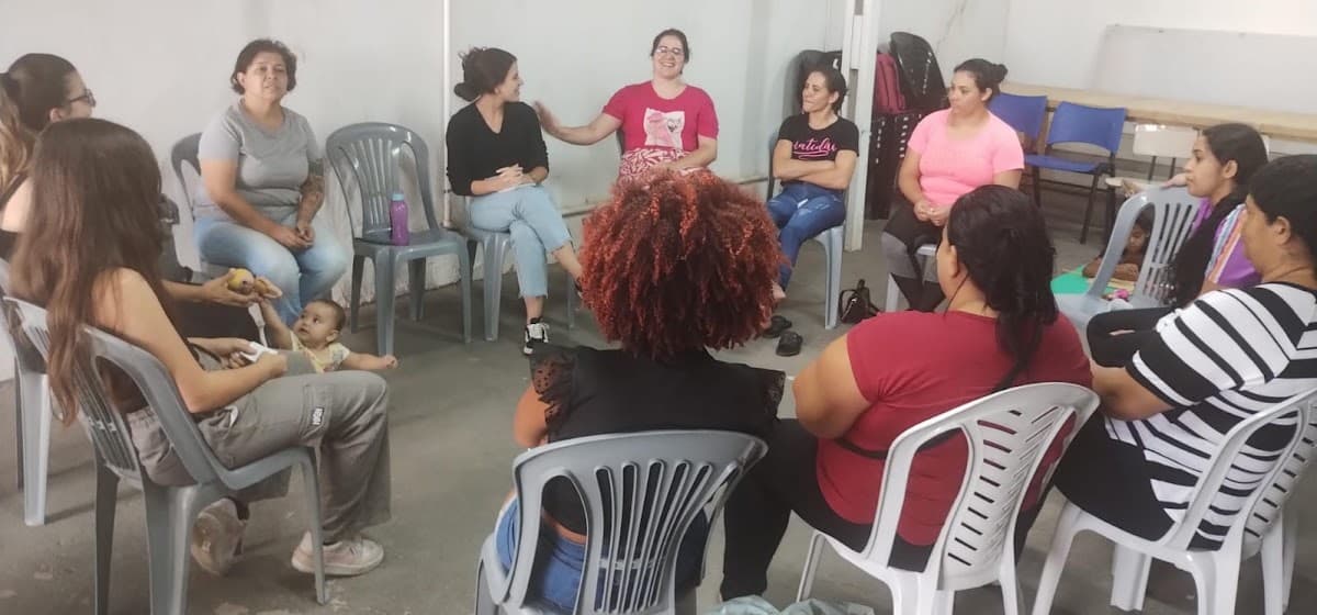 Participantes sentados em roda de conversa na ACAI — registro 072
