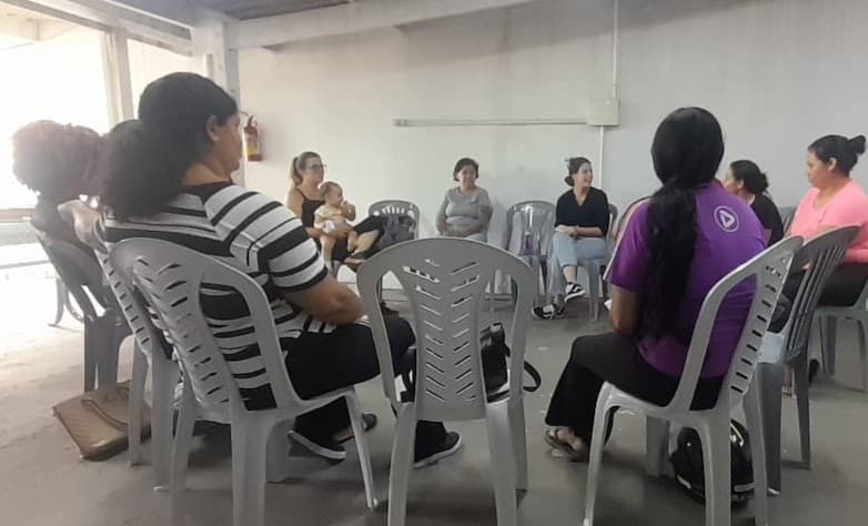 Grupo acompanhando encontro de diálogo e convivência — registro 073