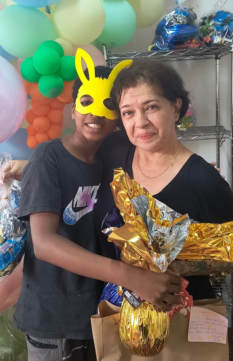 Crianças recebendo presentes durante celebração com coelhos — registro 074