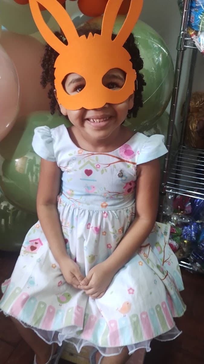 Grupo infantil participando de brincadeira temática e colorida — registro 075