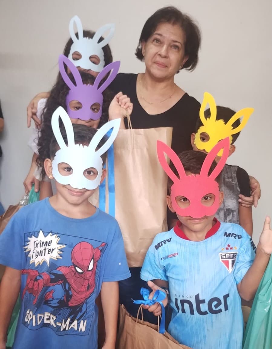 Famílias reunidas em celebração com presentes e balões — registro 077