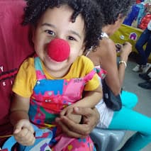 Crianças recebendo presentes durante celebração com coelhos — registro 079