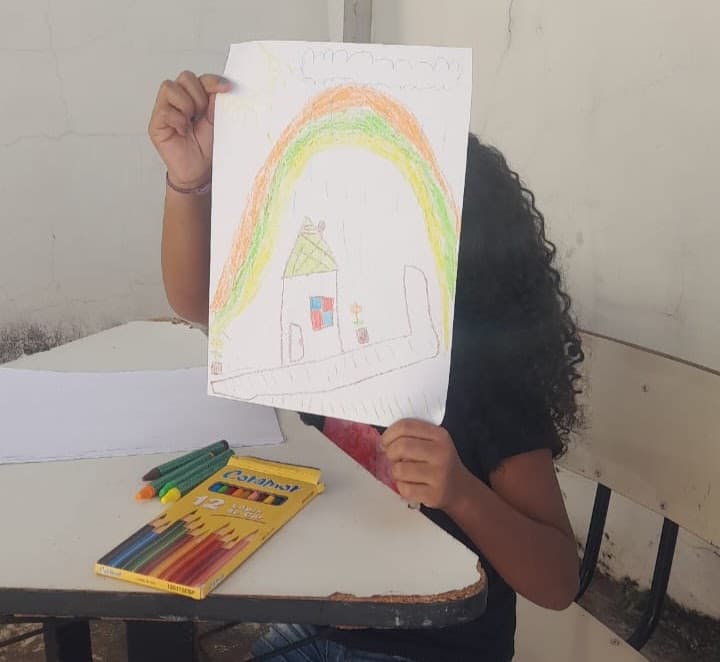 Grupo infantil participando de brincadeira temática e colorida — registro 080