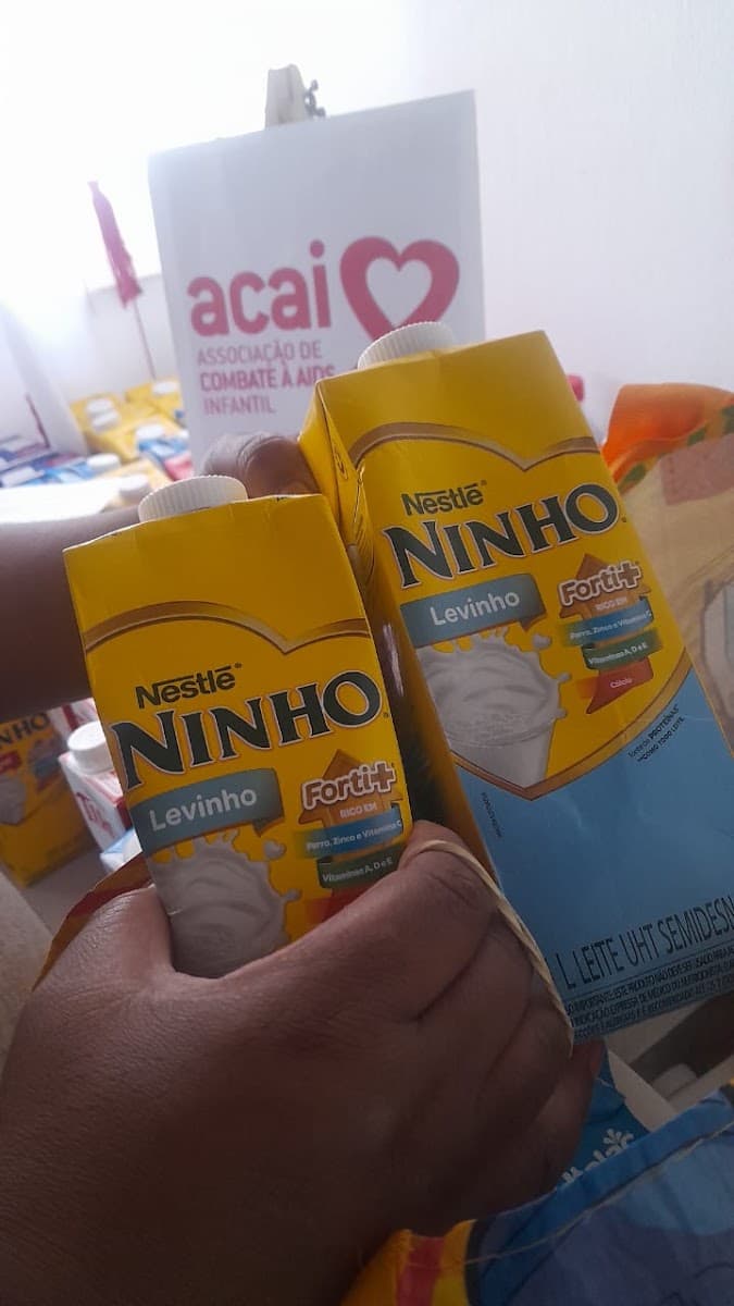 Criança sorrindo com brinquedo durante festa da ACAI — registro 081