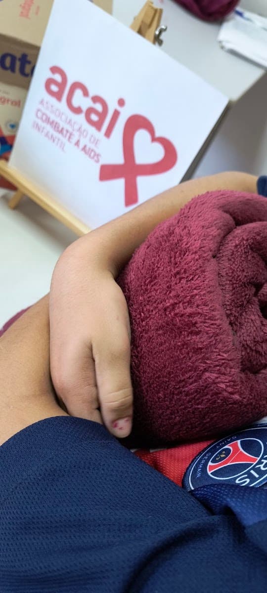 Crianças recebendo presentes durante celebração com coelhos — registro 084