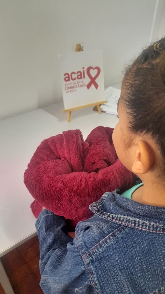 Grupo infantil participando de brincadeira temática e colorida — registro 085