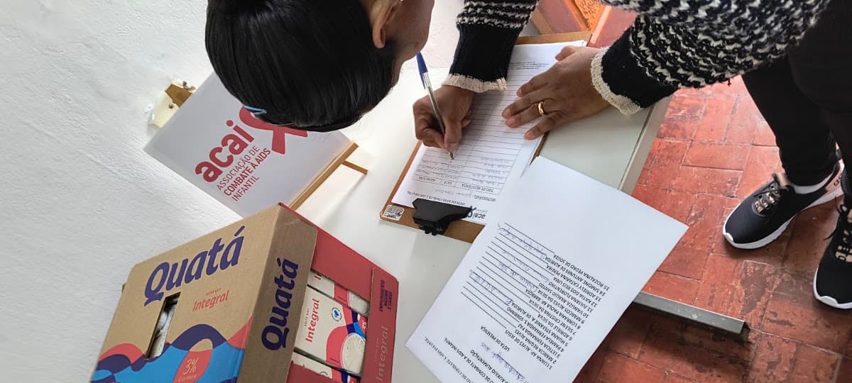 Criança criando desenho durante oficina de artes — registro 086