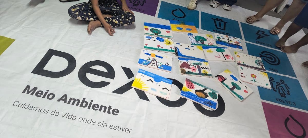 Criança criando desenho durante oficina de artes — registro 091