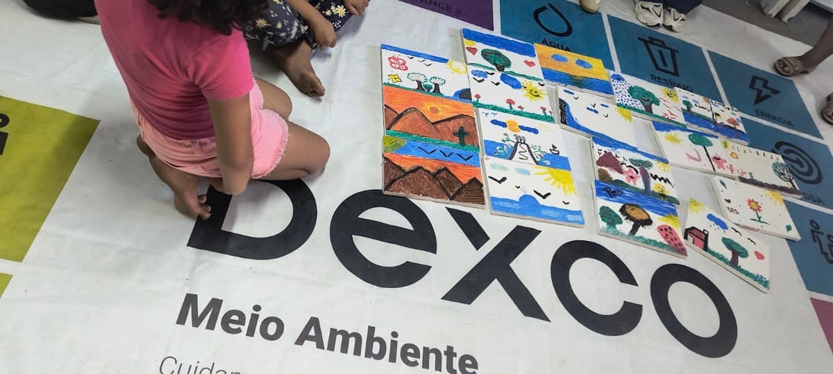 Participantes envolvidos em atividade de leitura e expressão — registro 092