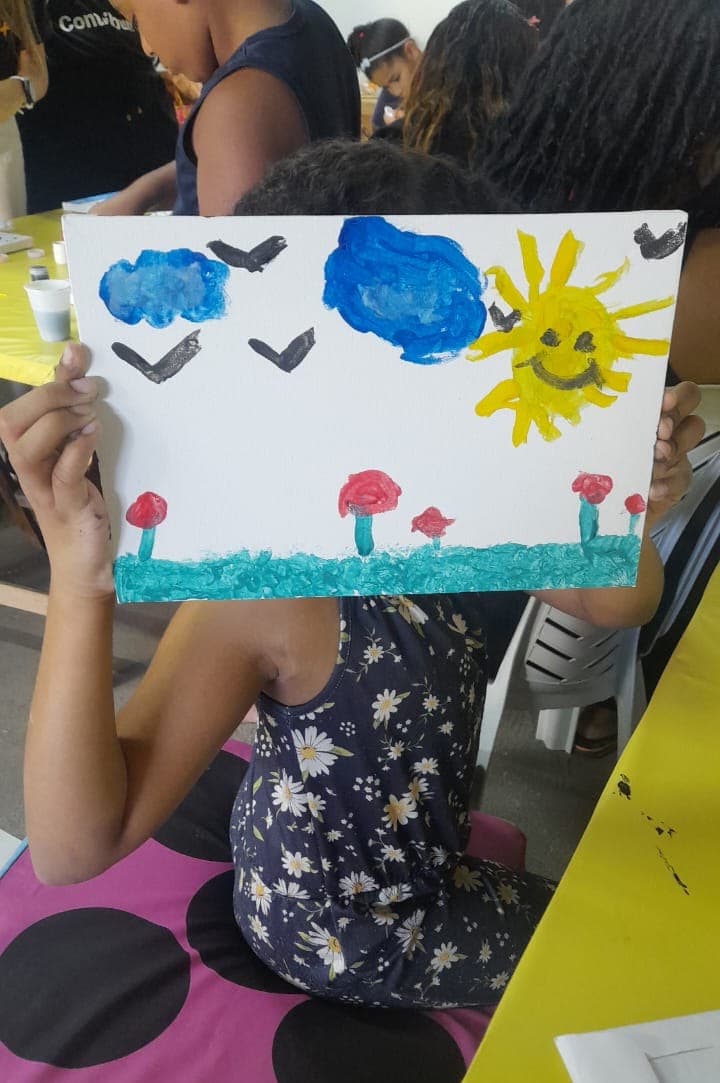 Grupo infantil trabalhando com tintas e materiais coloridos — registro 093