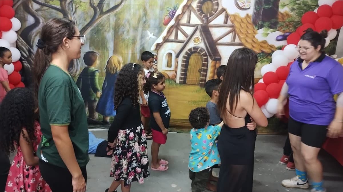 Criança apresentando uma produção feita na oficina — registro 099